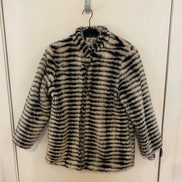 VINTAGE Black and Off-White Faux Fur Coat! - Picture 1 of 4